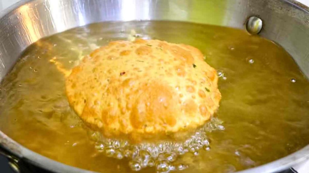 How to fry crispy masala puri